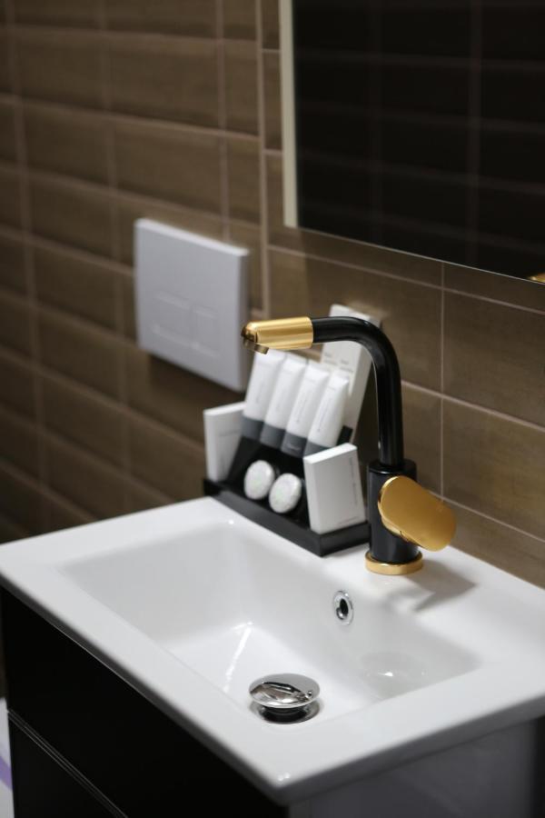 Dark Boutique Hotel Shkoze ภายนอก รูปภาพ