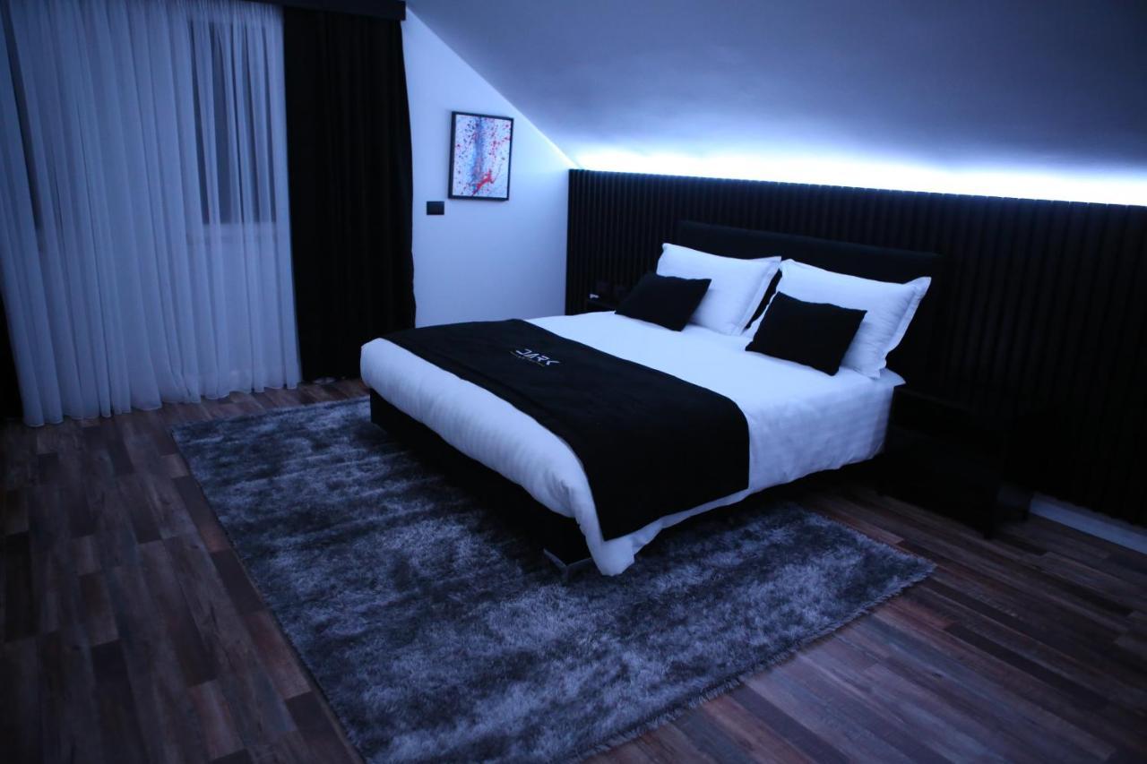 Dark Boutique Hotel Shkoze ภายนอก รูปภาพ