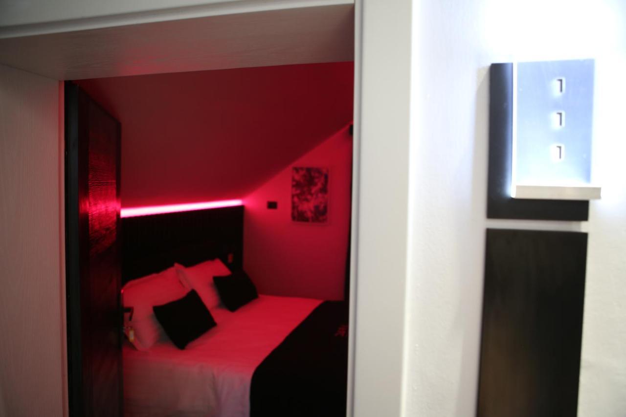 Dark Boutique Hotel Shkoze ภายนอก รูปภาพ